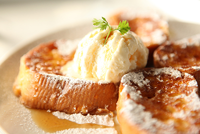 フレンチトーストアイスクリーム添え